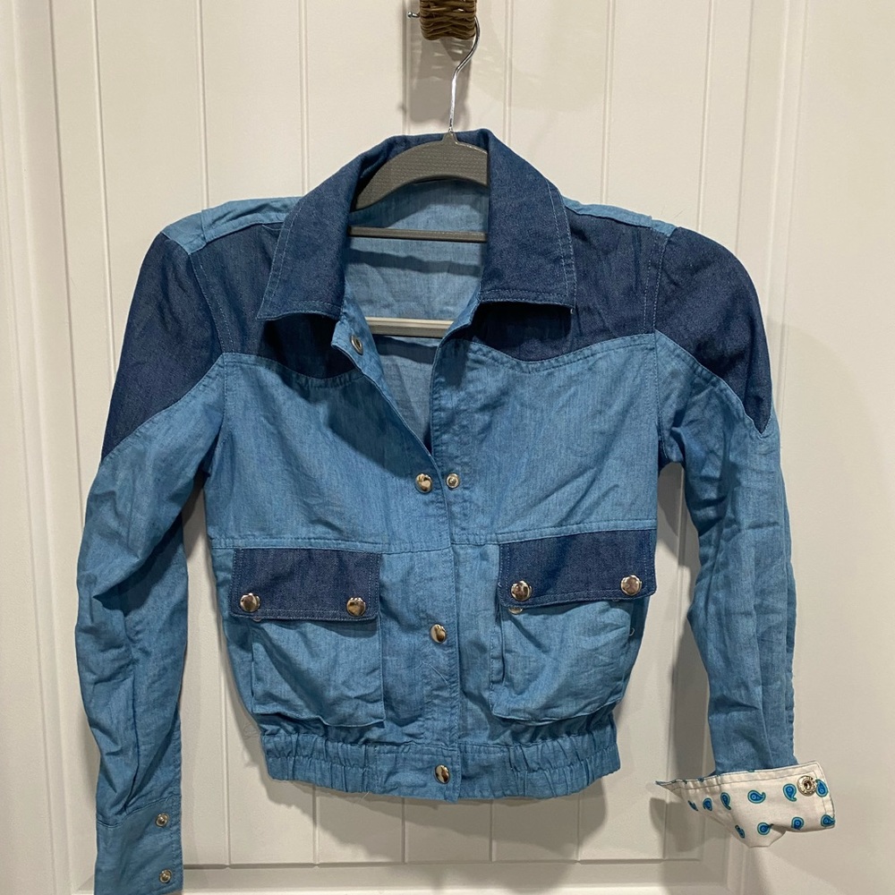 Youth shirt gently worn doesn’t have size in it but I’m guessing a small 6-7